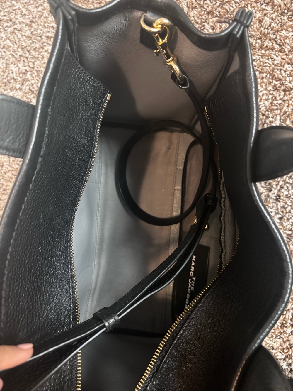 Marc Jacobs black leather tote bag in medium - Picture 4 of 10